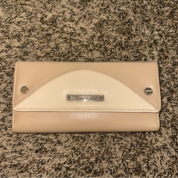 Nine West Cream Wallet Sleek Design has some marks please see pics - Picture 1 of 11